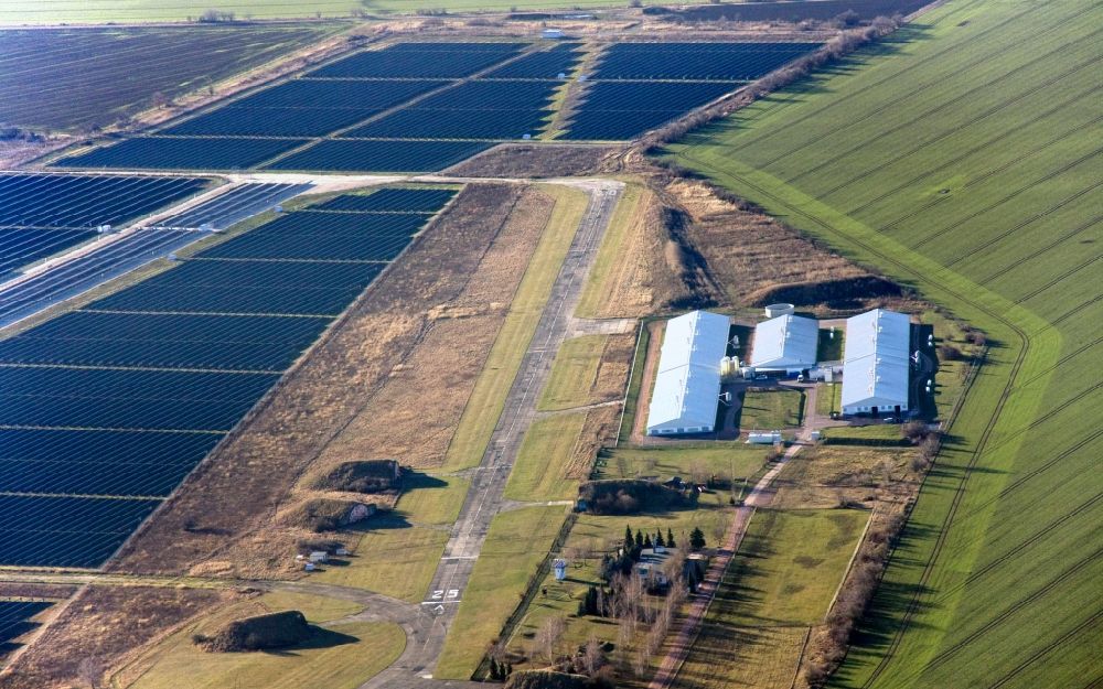 Luftaufnahme Köthen - Solarpark auf dem Flugplatz Köthen im Bundesland Sachsen-Anhalt
