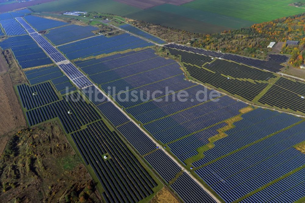 Köthen aus der Vogelperspektive: Solarpark auf dem Flugplatz Köthen im Bundesland Sachsen-Anhalt