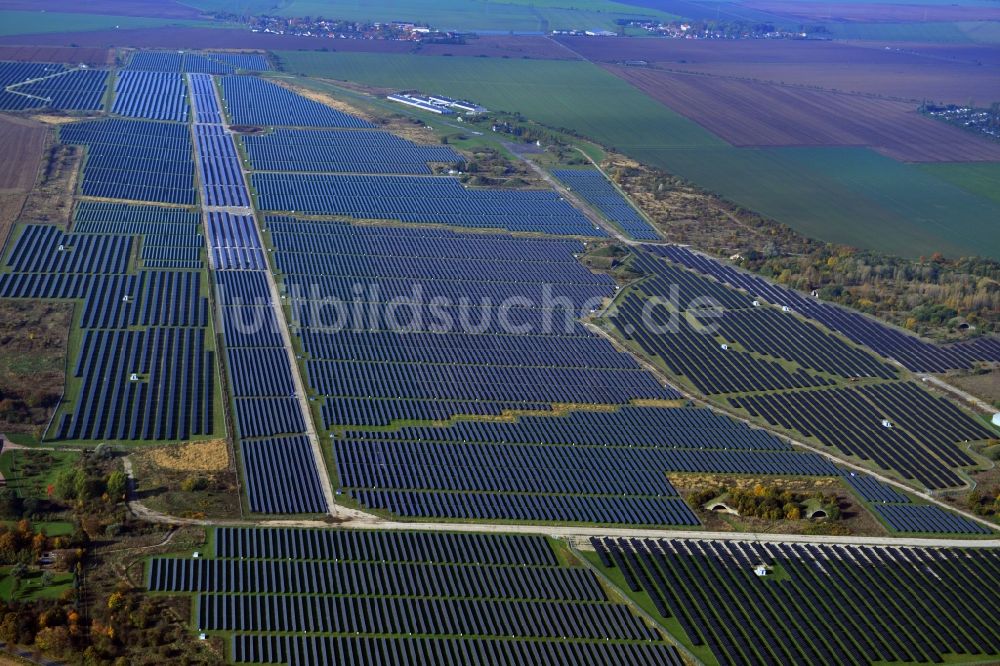 Luftbild Köthen - Solarpark auf dem Flugplatz Köthen im Bundesland Sachsen-Anhalt