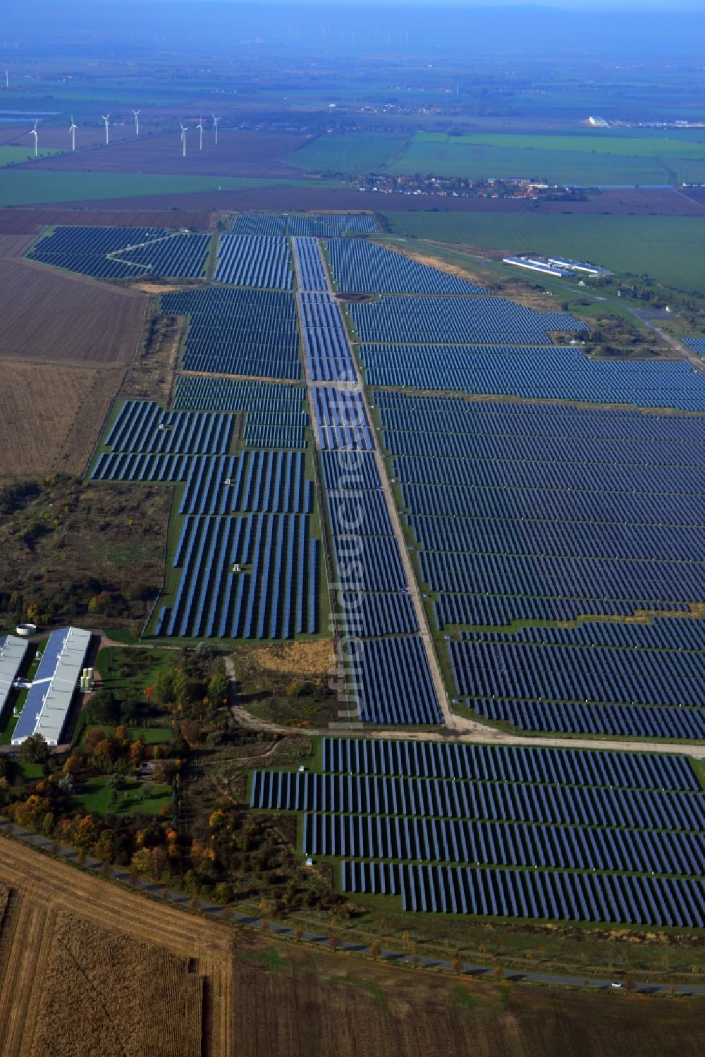 Luftaufnahme Köthen - Solarpark auf dem Flugplatz Köthen im Bundesland Sachsen-Anhalt