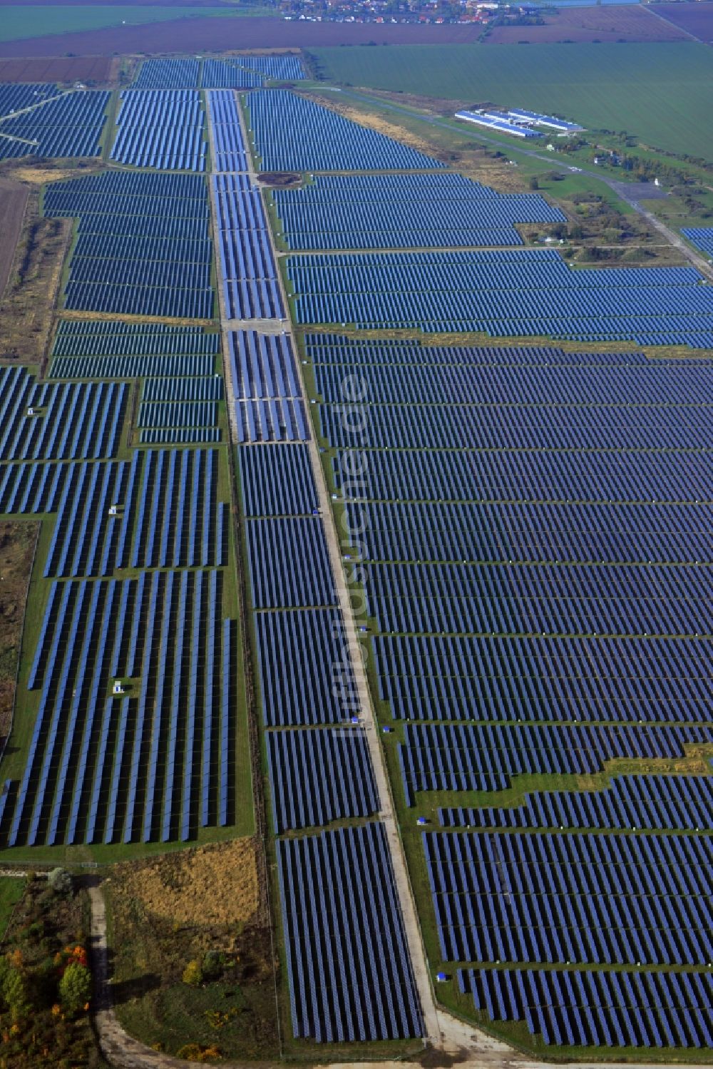 Köthen von oben - Solarpark auf dem Flugplatz Köthen im Bundesland Sachsen-Anhalt