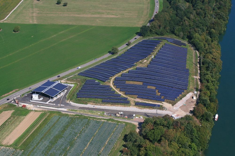 Luftaufnahme Rheinfelden (Baden) - Solarpark auf Gelände der aufgeschütteten Mülldeponie im Ortsteil Herten in Rheinfelden (Baden) im Bundesland Baden-Württemberg