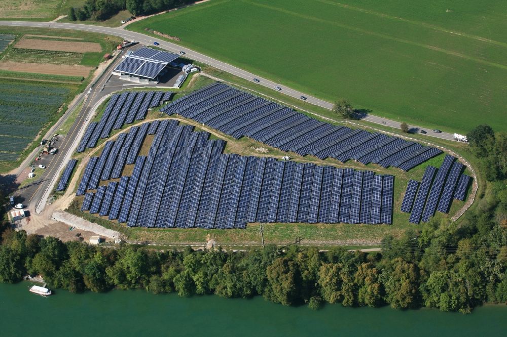 Rheinfelden (Baden) aus der Vogelperspektive: Solarpark auf Gelände der aufgeschütteten Mülldeponie im Ortsteil Herten in Rheinfelden (Baden) im Bundesland Baden-Württemberg