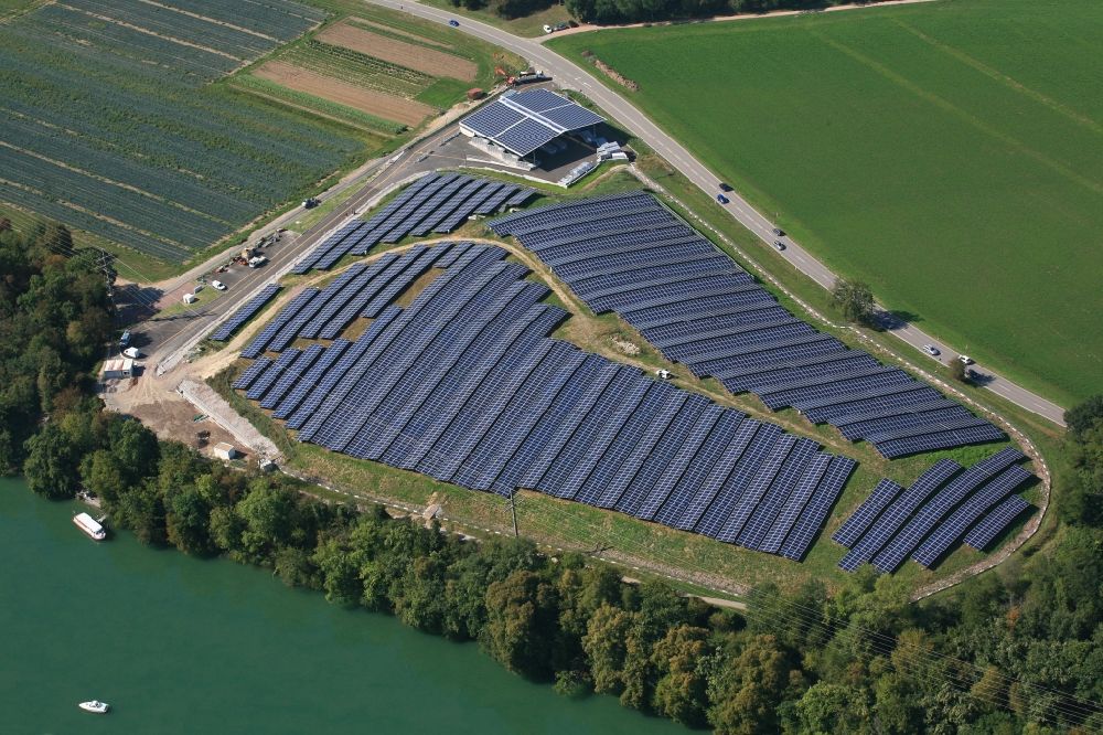 Luftbild Rheinfelden (Baden) - Solarpark auf Gelände der aufgeschütteten Mülldeponie im Ortsteil Herten in Rheinfelden (Baden) im Bundesland Baden-Württemberg