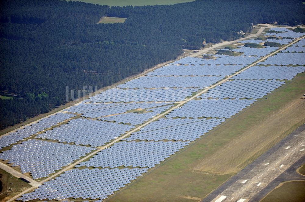 Drewitz von oben - Solarpark / Photovoltaikanlage auf dem Flugplatz Cottbus-Drewitz im Bundesland Brandenburg