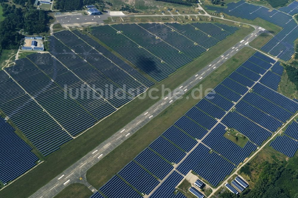 Neuhardenberg von oben - Solarpark - Solarkraftwerk und Photovoltaikanlage der BaySolar Projekt GmbH auf dem Gelände des Flugplatz Neuhardenberg im Bundesland Brandenburg