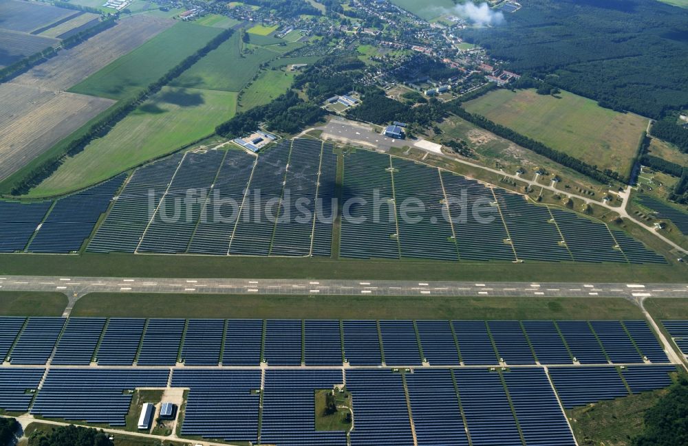 Luftaufnahme Neuhardenberg - Solarpark - Solarkraftwerk und Photovoltaikanlage der BaySolar Projekt GmbH auf dem Gelände des Flugplatz Neuhardenberg im Bundesland Brandenburg