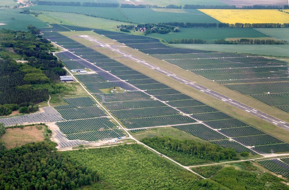 Neuhardenberg von oben - Solarpark - Solarkraftwerk und Photovoltaikanlage der BaySolar Projekt GmbH auf dem Gelände des Flugplatz Neuhardenberg im Bundesland Brandenburg