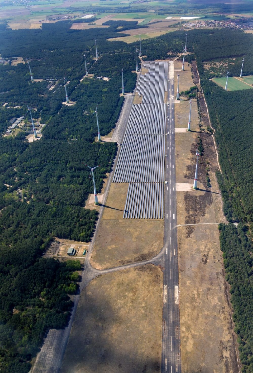 Luftaufnahme Mahlwinkel - Solarpark und Windkraftanlagen auf dem ehemaligen Flugplatz im Ortsteil Mahlwinkel in der Gemeinde Angern im Bundesland Sachsen-Anhalt