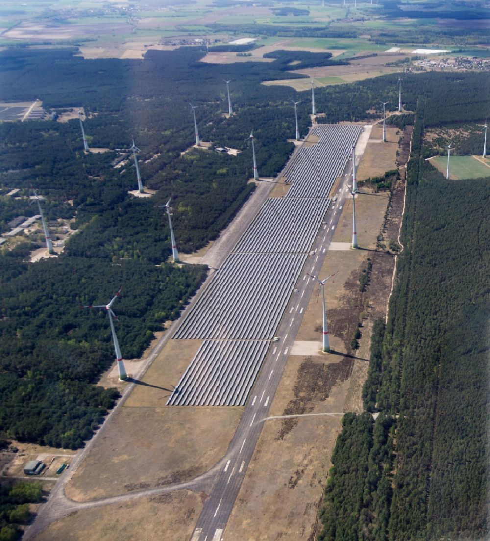Mahlwinkel von oben - Solarpark und Windkraftanlagen auf dem ehemaligen Flugplatz im Ortsteil Mahlwinkel in der Gemeinde Angern im Bundesland Sachsen-Anhalt