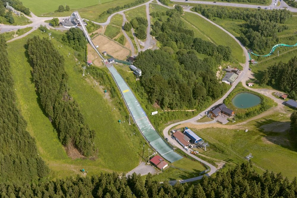 Luftbild Jüchen - Sommerblick auf die Sprungschanze St.-Georg-Schanze bei Winterberg in Nordrhein- Westfalen