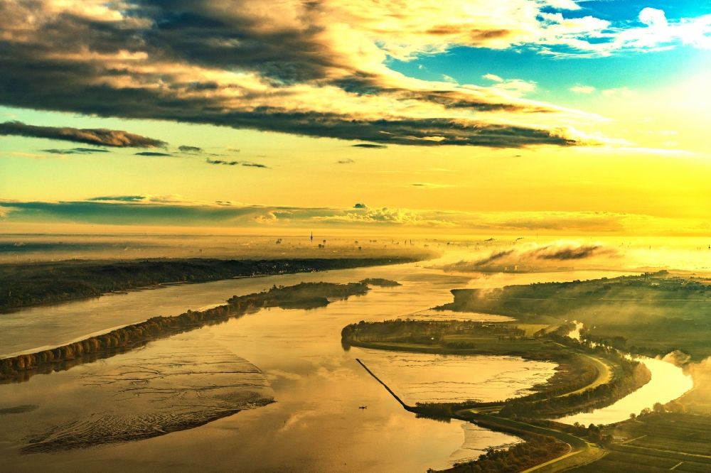 Jork von oben - Sonnen- Aufgang über der Landschaft am Flußverlauf der Elbe mit Prielbildung am Hahnöfersand in Jork im Bundesland Niedersachsen, Deutschland
