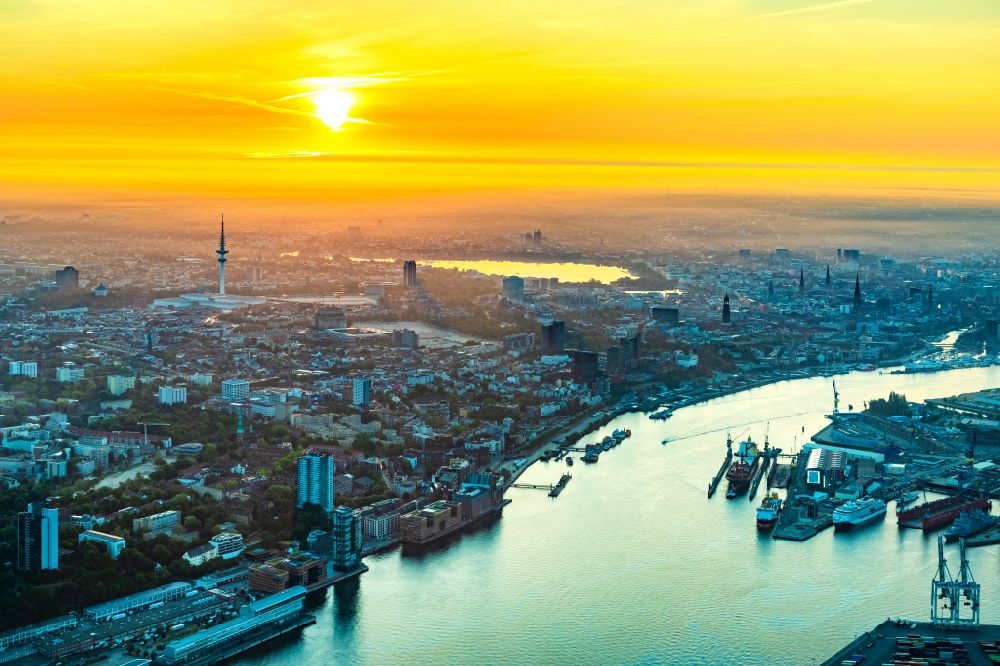 Luftbild Hamburg - Sonnen- Aufgang über der Landschaft des Hafens am Flussverlauf der Elbe im Ortsteil Hafencity in Hamburg, Deutschland