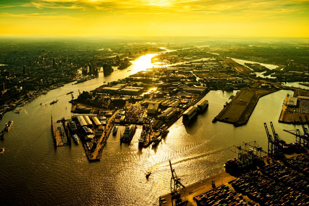Luftaufnahme Hamburg - Sonnen- Aufgang über der Landschaft des Hafens am Flussverlauf der Elbe im Ortsteil Steinwerder in Hamburg, Deutschland