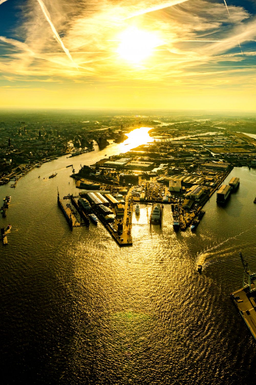 Hamburg von oben - Sonnen- Aufgang über der Landschaft des Hafens am Flussverlauf der Elbe im Ortsteil Steinwerder in Hamburg, Deutschland