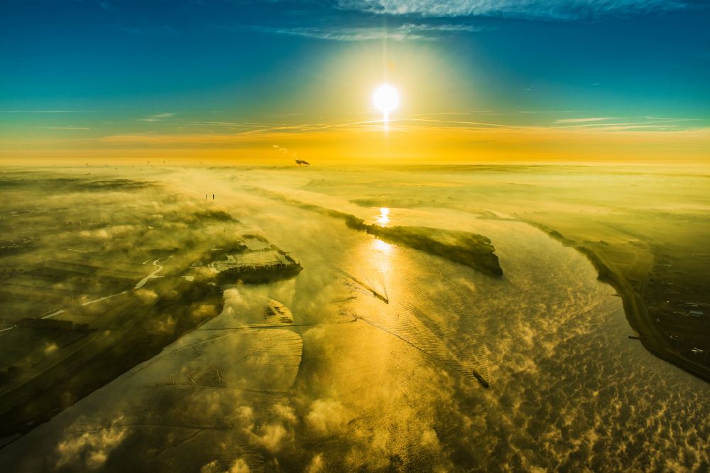 Luftbild Jork - Sonnen- Aufgang über der Landschaft des mit Hochnebel bedeckten Elbinsel Hanskalbsand in Hamburg, Deutschland