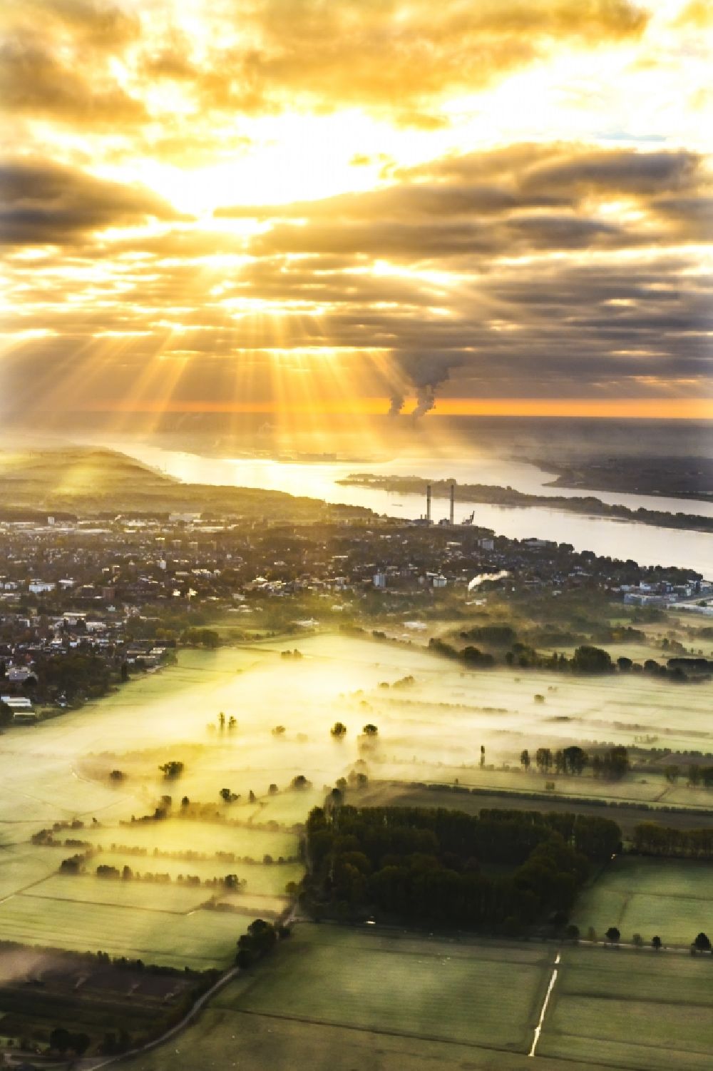 Luftbild Wedel - Sonnen- Aufgang über der Landschaft des mit Hochnebel bedeckten Ortsteils Wedel in Hamburg, Deutschland