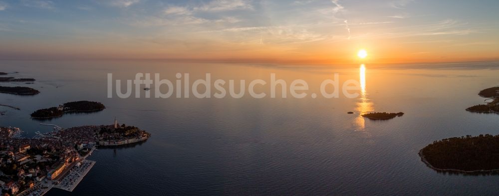 Luftbild Rovinj - Sonnen- Untergang über der Adriaküste in Rovinj in Istirien - Istarska zupanija, Kroatien