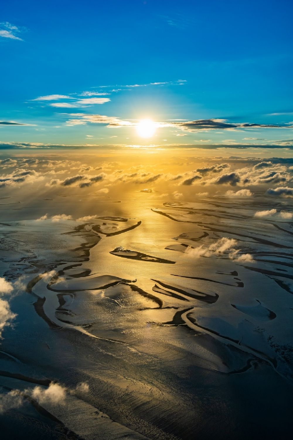 Luftaufnahme Cuxhaven - Sonnen- Untergang über der über dem Wattenmeer von Cuxhaven in im Bundesland, Deutschland