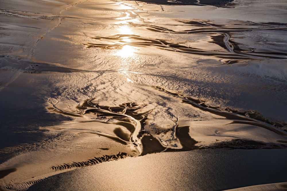 Cuxhaven aus der Vogelperspektive: Sonnen- Untergang über der über dem Wattenmeer von Cuxhaven in im Bundesland, Deutschland