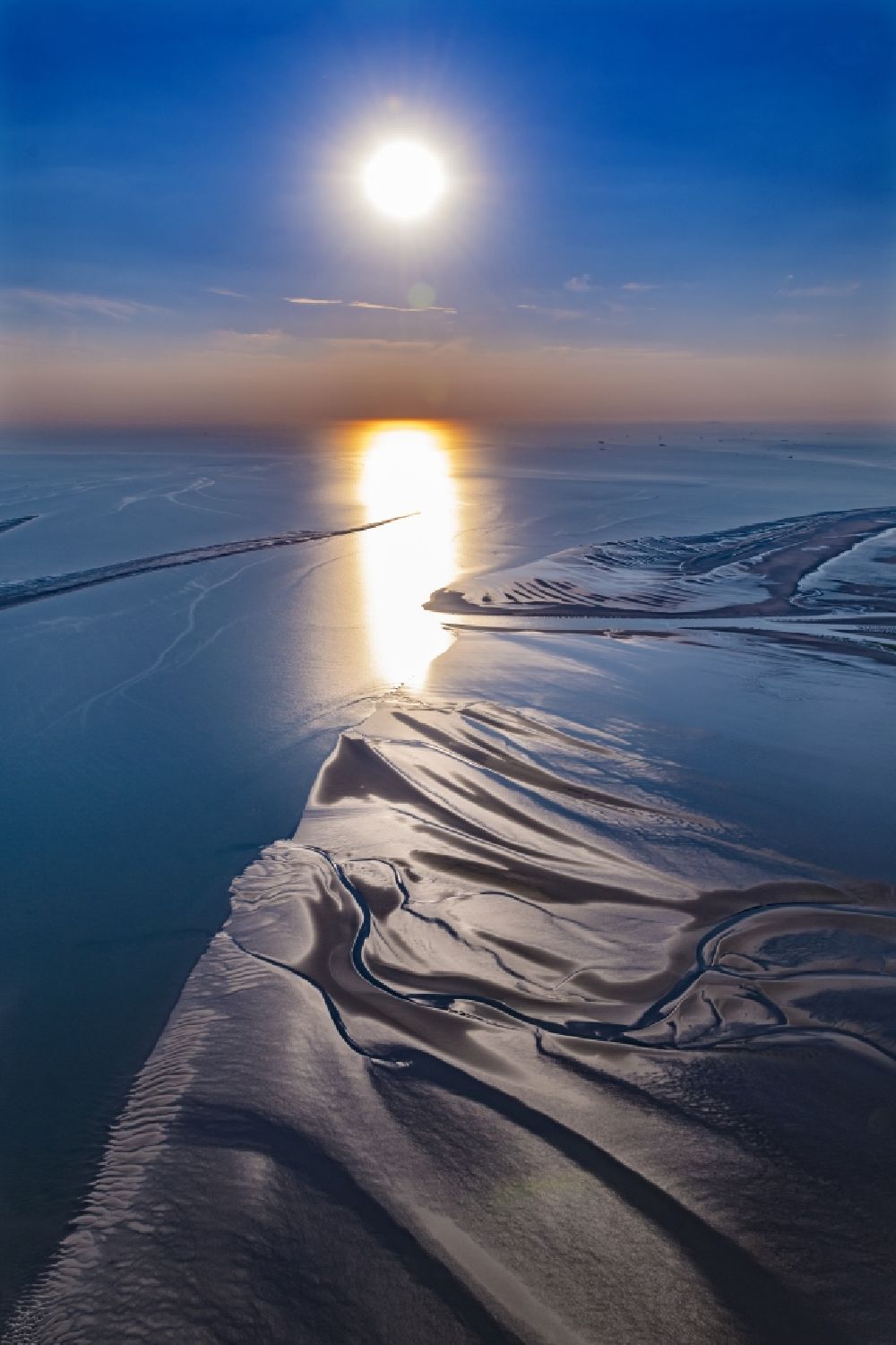 Cuxhaven aus der Vogelperspektive: Sonnen- Untergang über der über dem Wattenmeer von Cuxhaven in im Bundesland, Deutschland