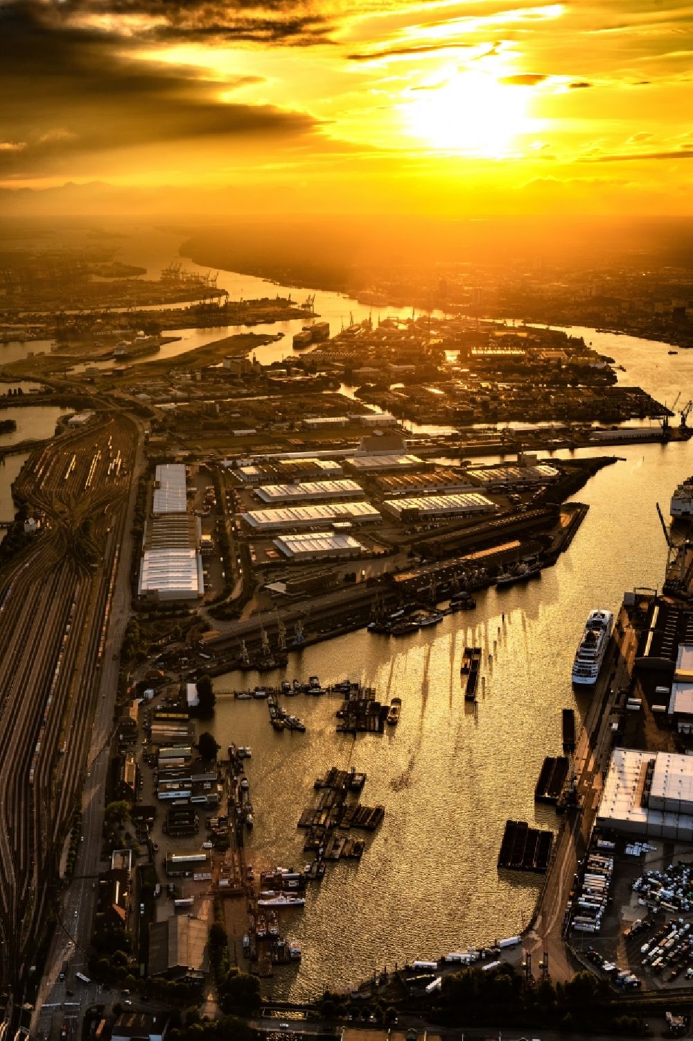 Hamburg aus der Vogelperspektive: Sonnen- Untergang über den Hafenanlagen am Ufer des Hansahafen im Ortsteil Kleiner Grasbrook in Hamburg, Deutschland