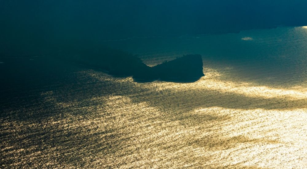 Deia von oben - Sonnen- Untergang über der Küste des Balearen-Meer in Deia in Balearische Insel Malorca, Spanien