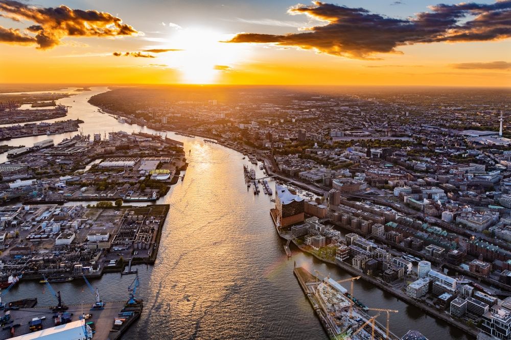 Luftaufnahme Hamburg - Sonnen- Untergang über der Landschaft über dem Flußverlauf der Norderelbe in Hamburg, Deutschland