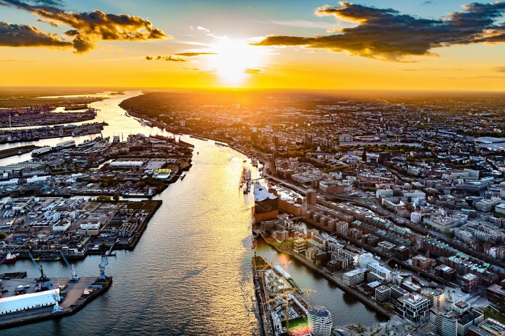 Hamburg aus der Vogelperspektive: Sonnen- Untergang über der Landschaft über dem Flußverlauf der Norderelbe in Hamburg, Deutschland