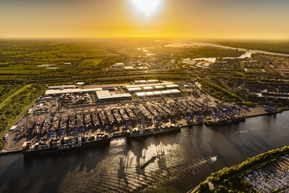 Luftbild Hamburg - Sonnen- Untergang über der Landschaft der Hafenanlagen in Hamburg, Deutschland