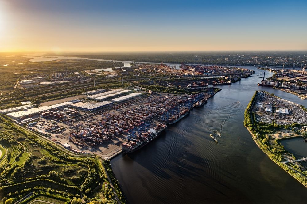 Luftaufnahme Hamburg - Sonnen- Untergang über der Landschaft der Hafenanlagen in Hamburg, Deutschland