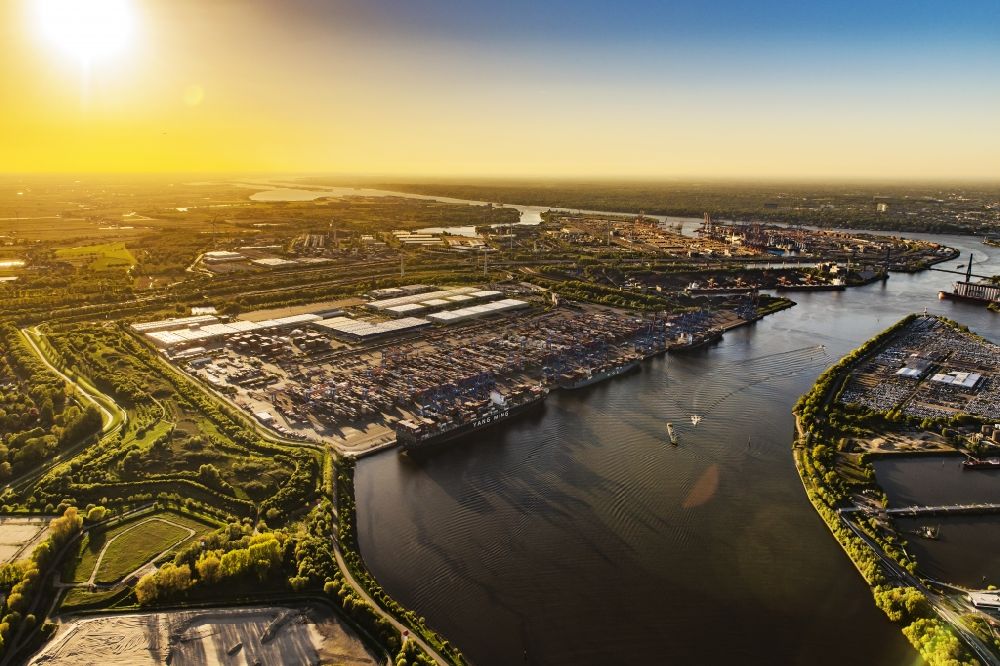 Hamburg von oben - Sonnen- Untergang über der Landschaft der Hafenanlagen in Hamburg, Deutschland