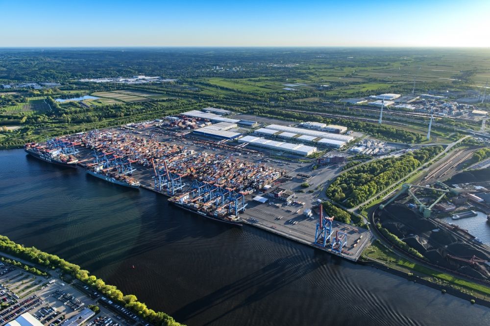 Hamburg aus der Vogelperspektive: Sonnen- Untergang über der Landschaft der Hafenanlagen in Hamburg, Deutschland
