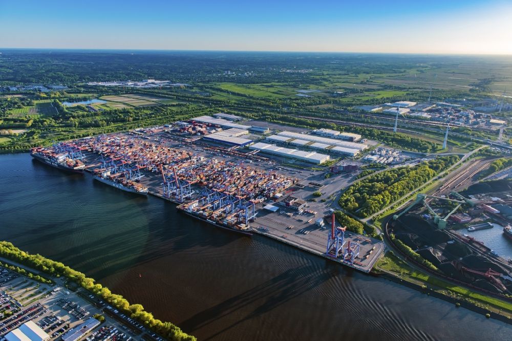 Luftaufnahme Hamburg - Sonnen- Untergang über der Landschaft der Hafenanlagen in Hamburg, Deutschland