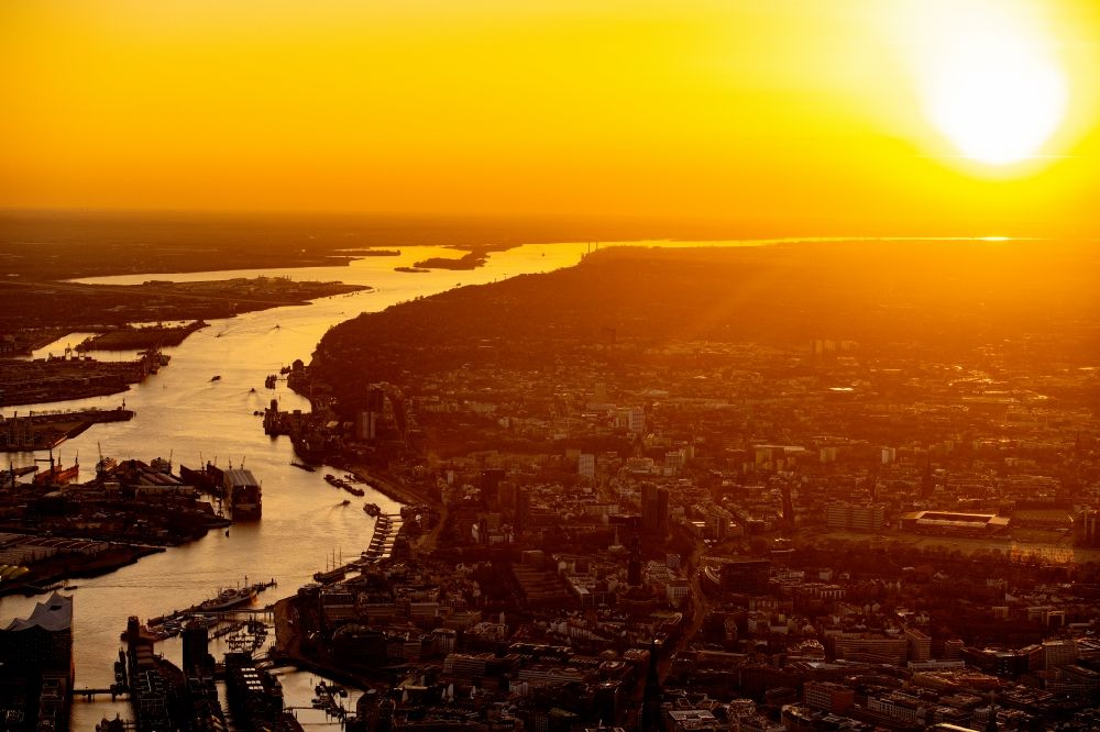 Luftbild Hamburg - Sonnen- Untergang über der Landschaft des Hafens und des Altonaer Fischmarkt am Flussverlauf der Elbe in Hamburg, Deutschland