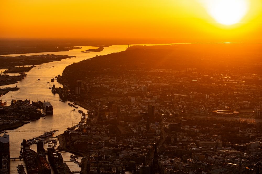 Luftaufnahme Hamburg - Sonnen- Untergang über der Landschaft des Hafens und des Altonaer Fischmarkt am Flussverlauf der Elbe in Hamburg, Deutschland