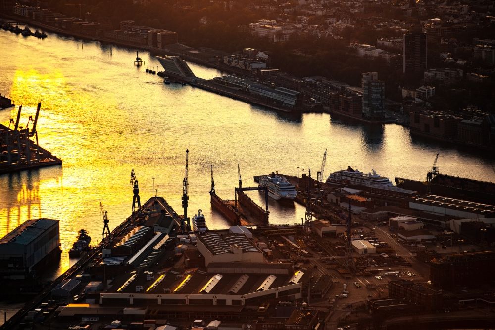 Luftbild Hamburg - Sonnen- Untergang über der Landschaft des Hafens und des Altonaer Fischmarkt am Flussverlauf der Elbe in Hamburg, Deutschland
