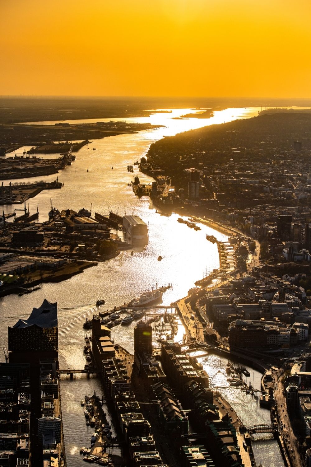 Luftaufnahme Hamburg - Sonnen- Untergang über der Landschaft des Hafens am Flussverlauf der Elbe im Ortsteil Hafencity in Hamburg, Deutschland