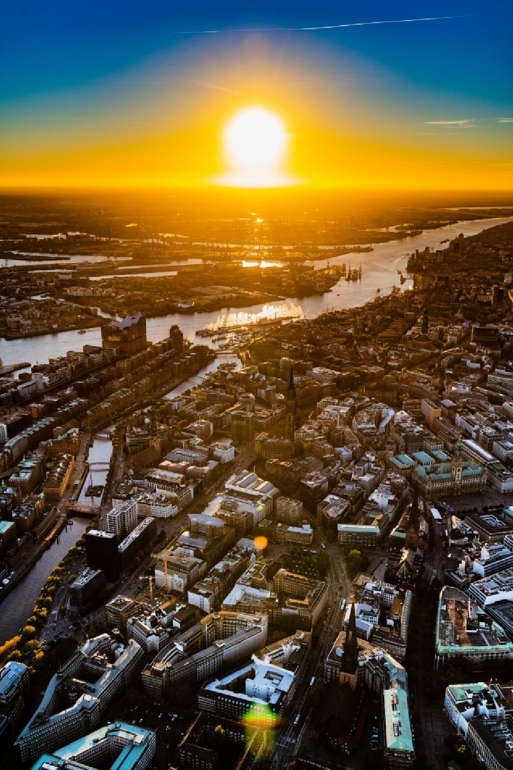 Hamburg von oben - Sonnen- Untergang über der Landschaft des Hafens am Flussverlauf der Elbe im Ortsteil Hafencity in Hamburg, Deutschland