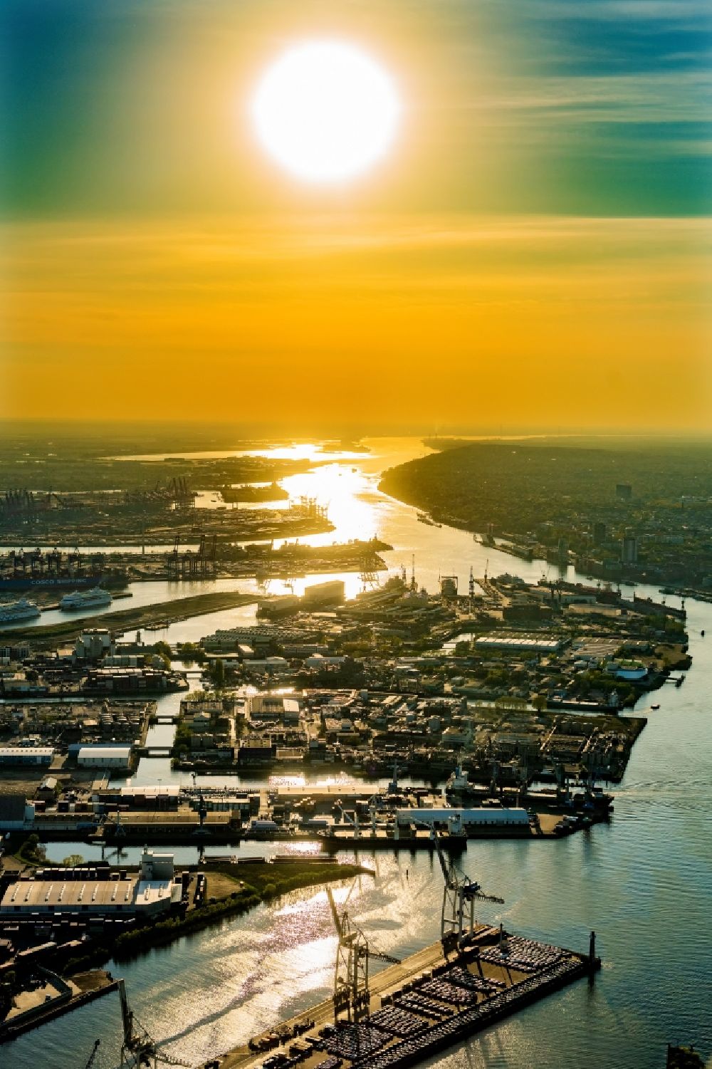 Hamburg von oben - Sonnen- Untergang über der Landschaft des Hafens am Flussverlauf der Elbe im Ortsteil Steinwerder in Hamburg, Deutschland