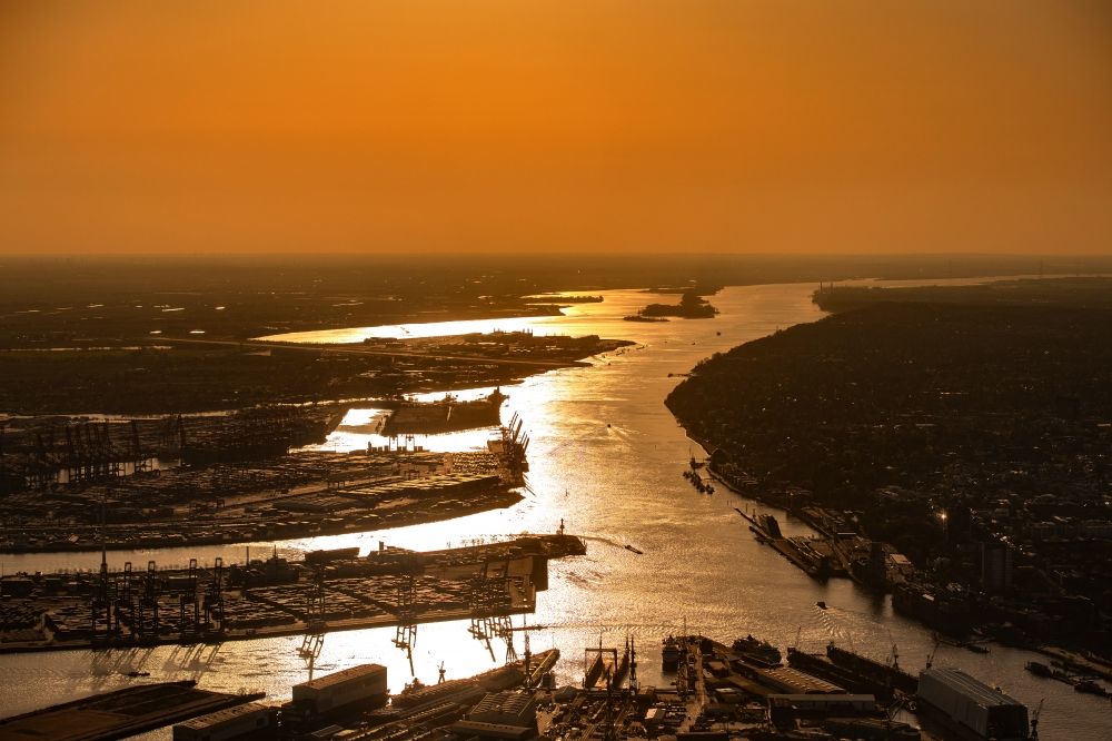 Luftbild Hamburg - Sonnen- Untergang über der Landschaft des Hafens am Flussverlauf der Elbe im Ortsteil Steinwerder in Hamburg, Deutschland