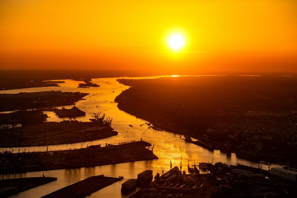 Hamburg aus der Vogelperspektive: Sonnen- Untergang über der Landschaft des Hafens am Flussverlauf der Elbe im Ortsteil Steinwerder in Hamburg, Deutschland