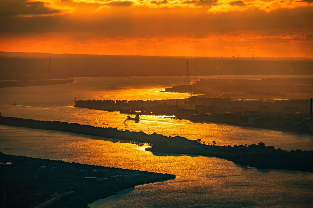 Luftbild Hamburg - Sonnen- Untergang über der Landschaft des mit Hochnebel bedeckten Elbinsel Hanskalbsand in Hamburg, Deutschland