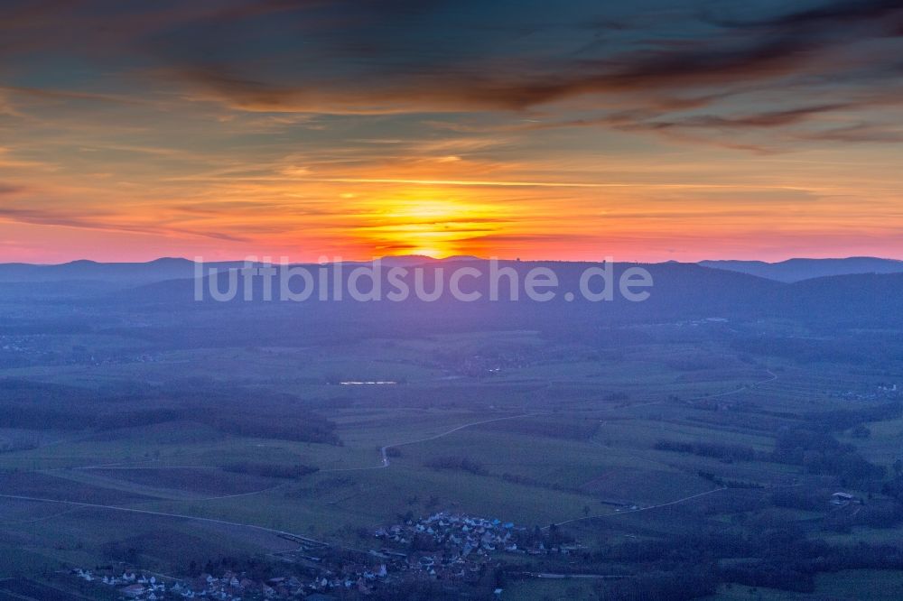 Ingolsheim aus der Vogelperspektive: Sonnen- Untergang über der Landschaft der Nord-Vogesen in Ingolsheim in Grand Est, Frankreich