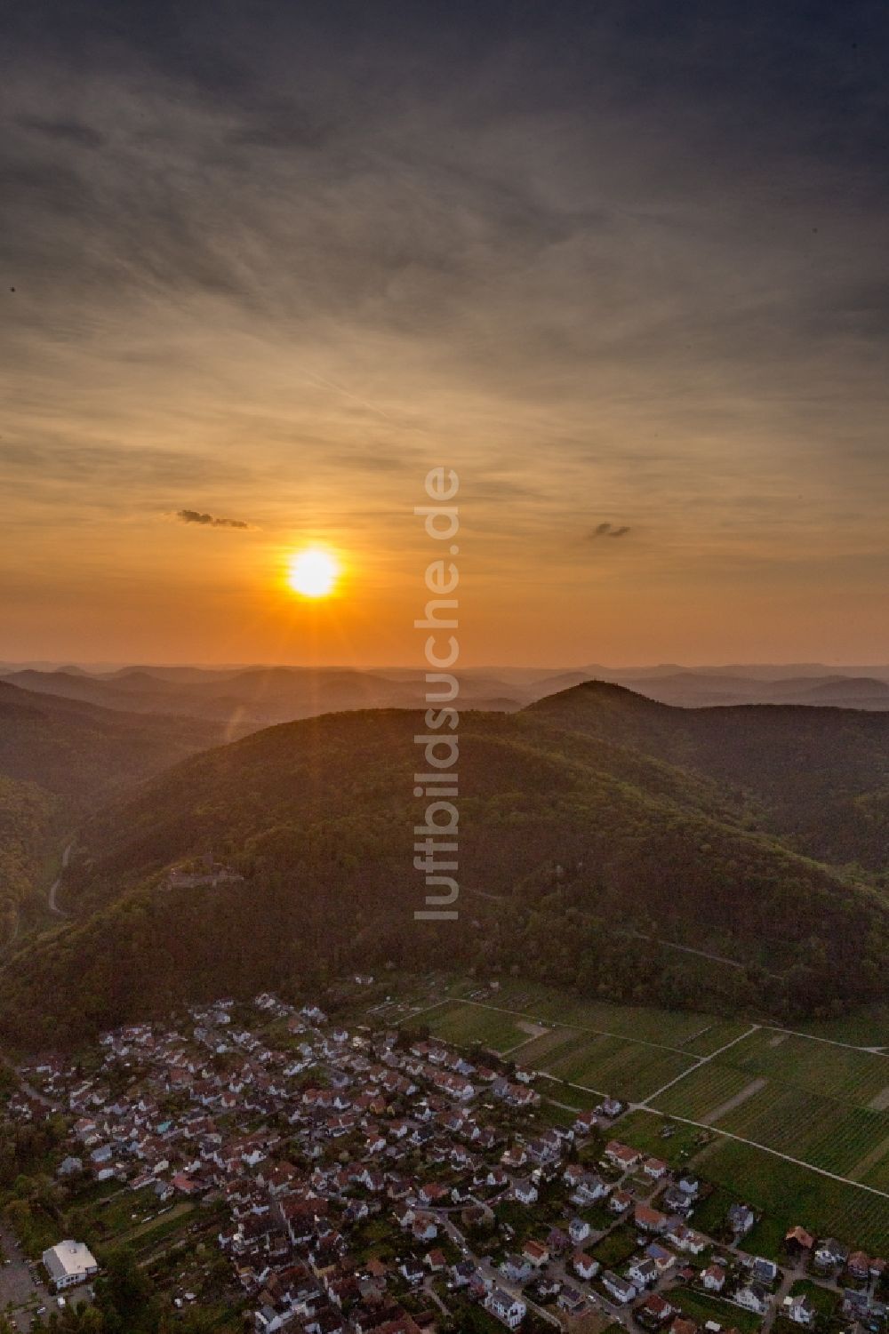 Klingenmünster von oben - Sonnen- Untergang über der Landschaft des Pfälzerwalds in Klingenmünster im Bundesland Rheinland-Pfalz, Deutschland