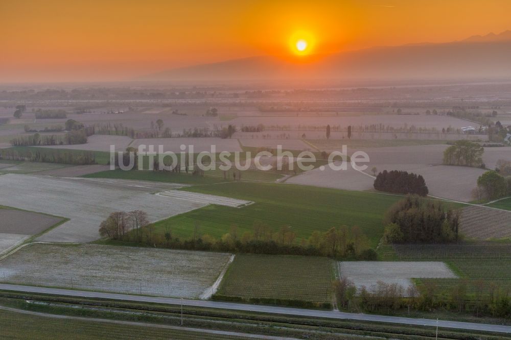 Luftaufnahme Domanins - Sonnen- Untergang über der Landschaft des Tagliamento in Domanins in Friuli-Venezia Giulia, Italien