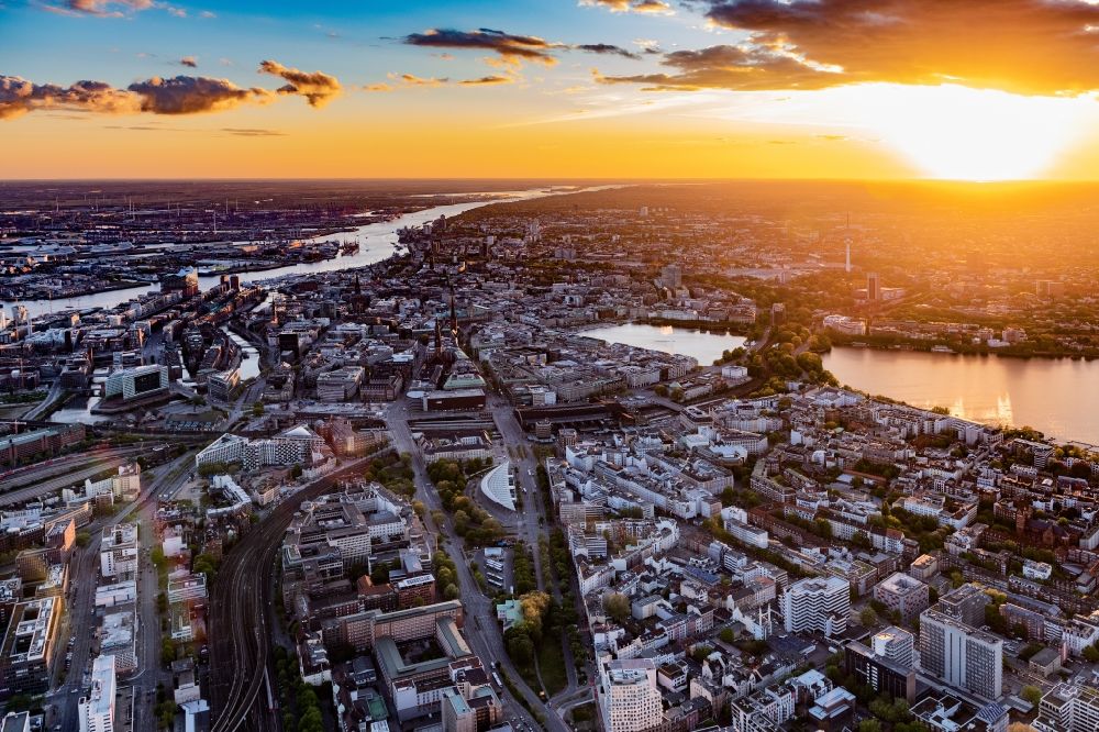 Hamburg aus der Vogelperspektive: Sonnen- Untergang über dem Stadtzentrum in Hamburg, Deutschland