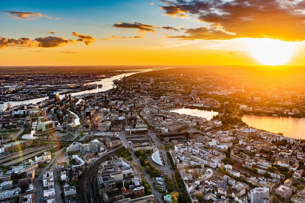 Luftbild Hamburg - Sonnen- Untergang über dem Stadtzentrum in Hamburg, Deutschland