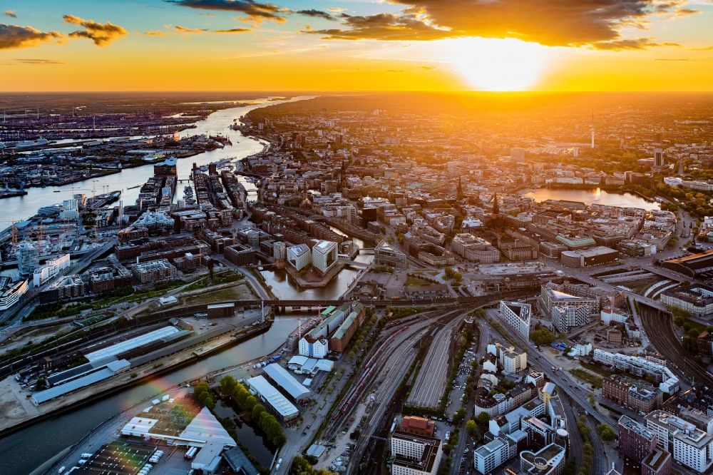 Luftaufnahme Hamburg - Sonnen- Untergang über dem Stadtzentrum in Hamburg, Deutschland