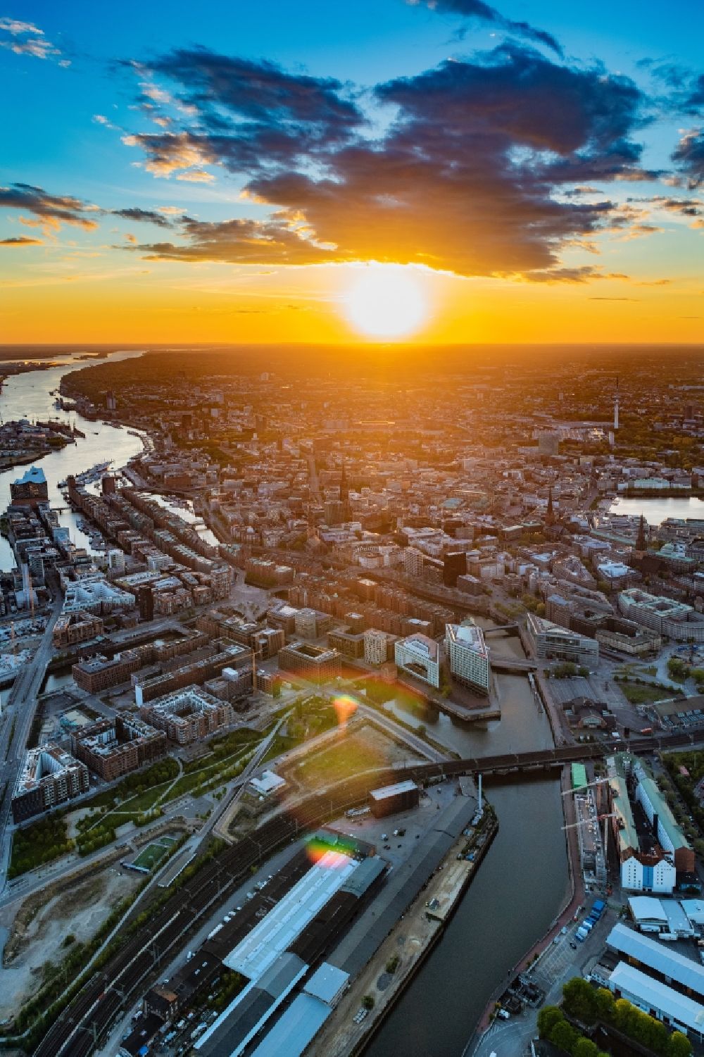 Hamburg aus der Vogelperspektive: Sonnen- Untergang über dem Stadtzentrum in Hamburg, Deutschland